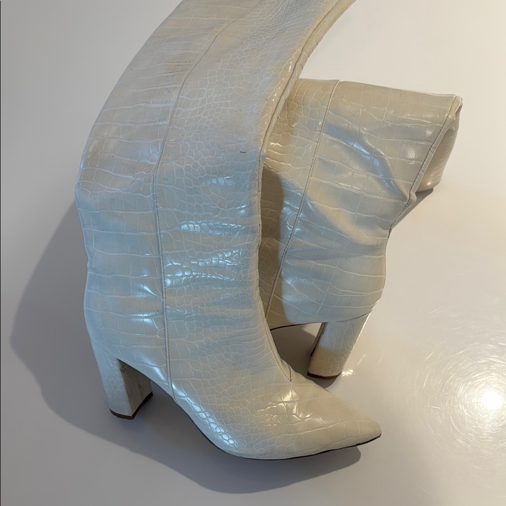 Zara Cream Heeled Boots with Chunky Heel and Classic Silhouette